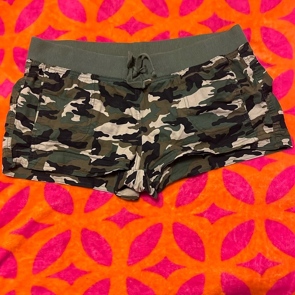 Women’s camo shorts size large